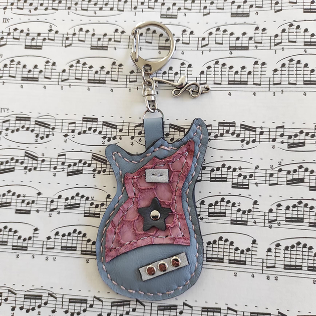 Porte clés guitare en cuir 
