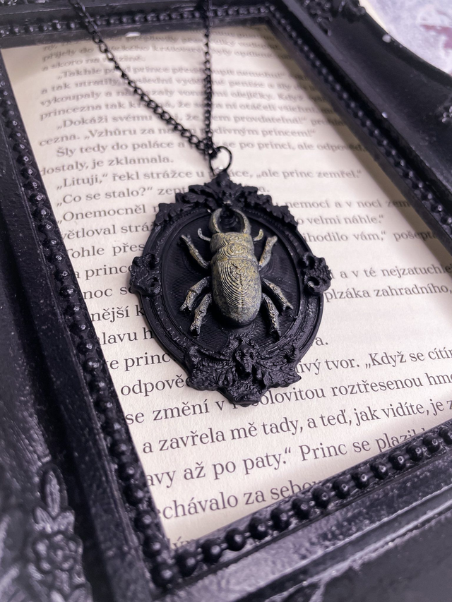 Náhrdelník kamej Goth brouk