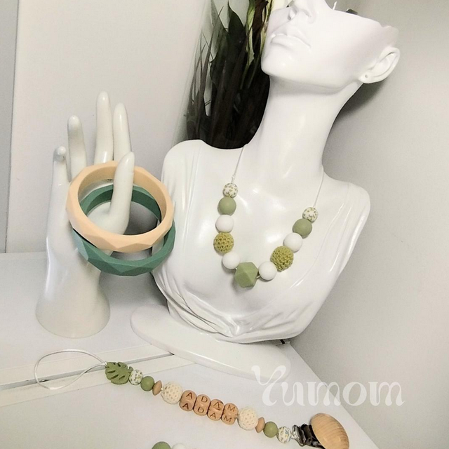 Coffret cadeau de naissance personnalisé – Collier d'allaitement, anneau de dentition / hochet et attache tétine assortis