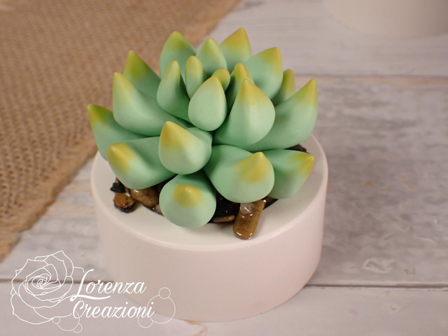 Pianta grassa verde chiaro e punte sul giallo,  succulenta, artigianale modellata a mano in argilla polimerica (fimo). Made in Italy.
