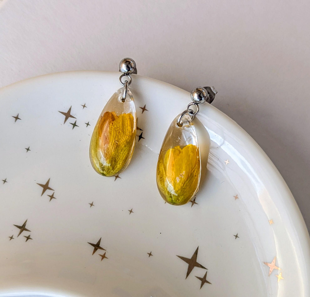 Pendientes de resina de flor de toxo 