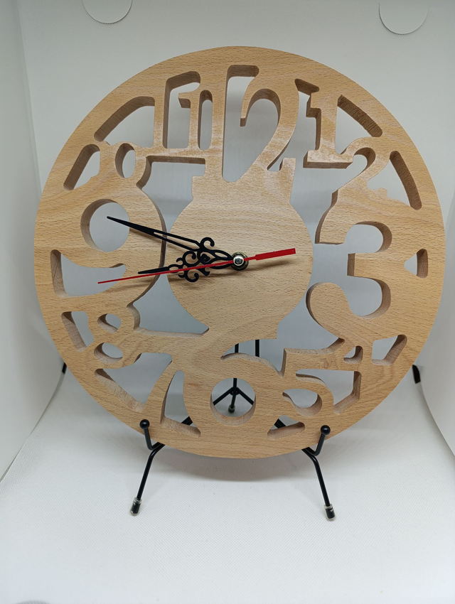 Horloge moderne en hêtre