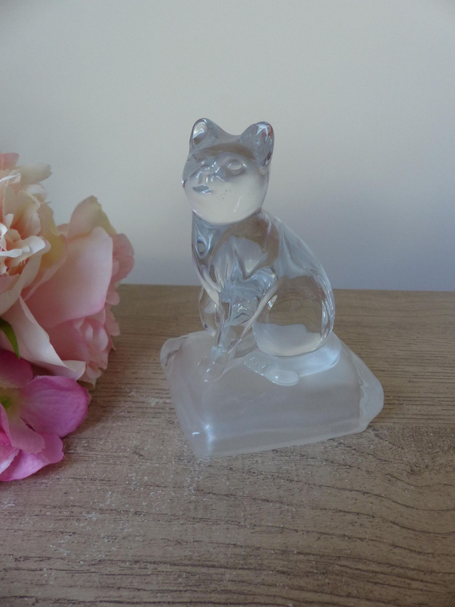 Figurine chat en verre sur coussin Cristal d'Arques en verre dépoli, Collection animal chat en verre vintage, Presse papier chat en verre