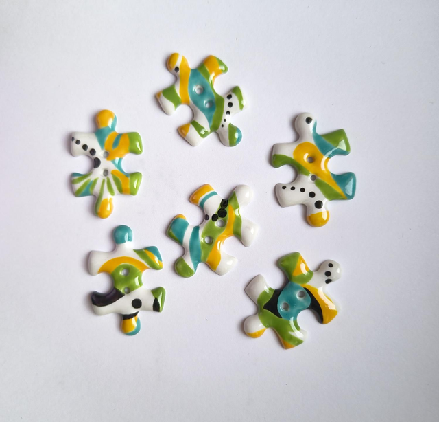 Bouton puzzle vert, jaune, turquoise 