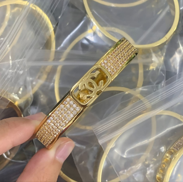 Bracelets CH doré avec strass