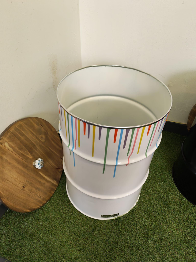Coffre de rangement blanc en baril d'huile recyclé avec couvercle avec coulure de peinture multicolore 