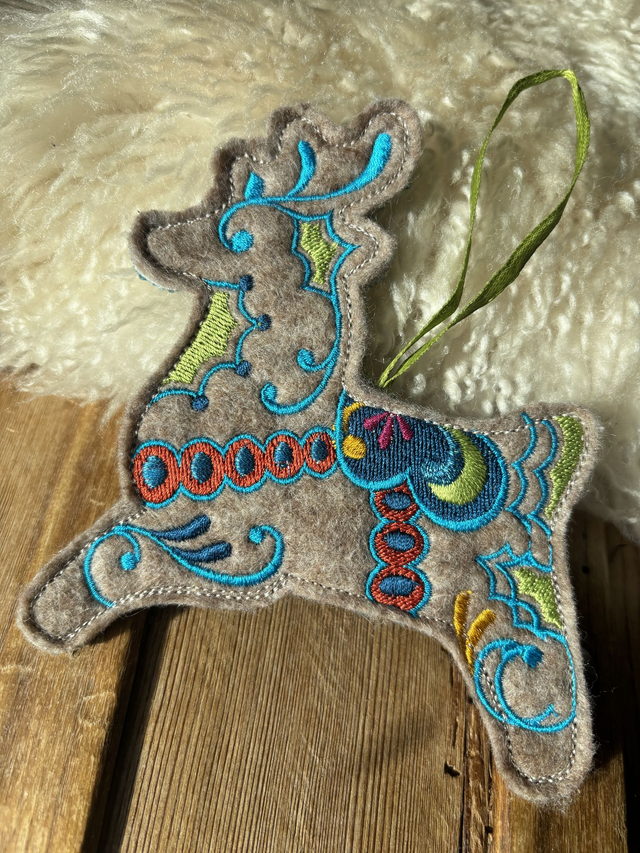 Renne en feutrine brodée