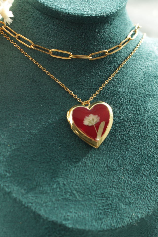 Collier coeur en résine de petites fleurs blanches