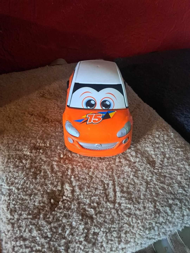 Voiture orange toit blanc