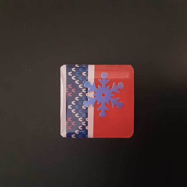 Broche petit carré collection tapisserie- fond rouge grenat -bandeau motif tissu hivernal- étoile des neiges irisée