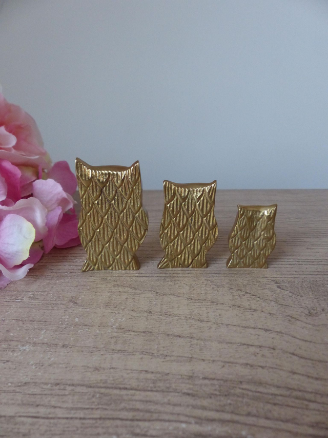 Lot de Trois Figurines Miniatures Hiboux en Laiton Doré avec Yeux Bleus – Symboles de Sagesse – Décoration Vintage ou Cadeau Collectionneur