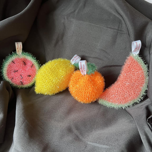 Eponges au crochet en formes d&#039; agrumes