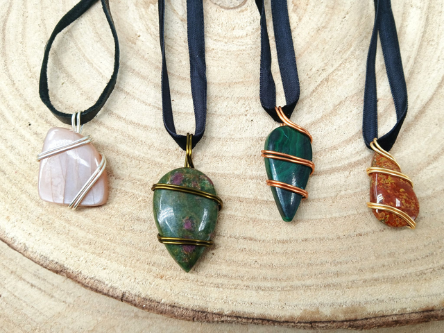 Lileath, pendentifs en pierres naturelles et cuivre