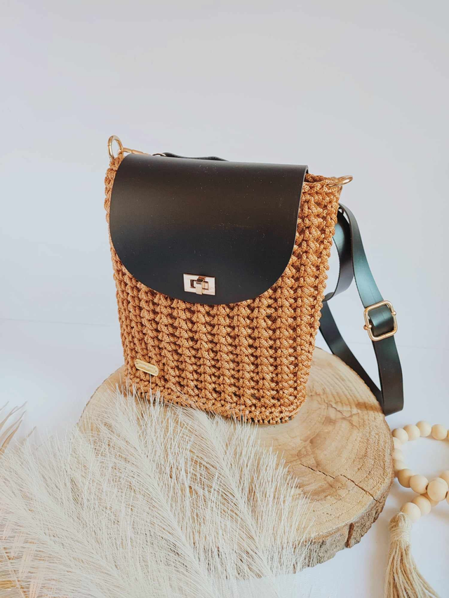 Adorable sac à bandoulière en crochet Nina. Accessoire unique en crochet, touche dorée