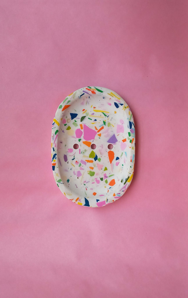 Mydelniczka, kolorowe lastryko, biała