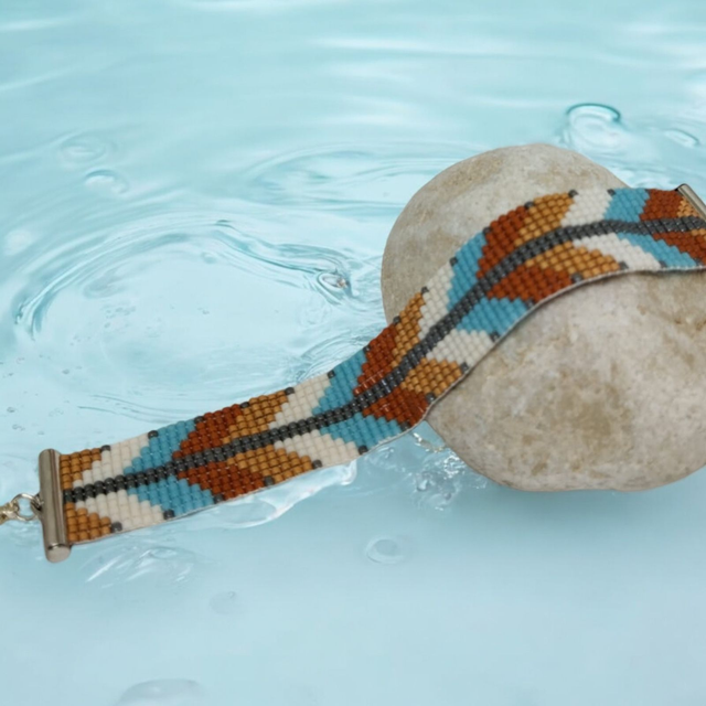 Bracelet bleu, blanc, caramel et gris