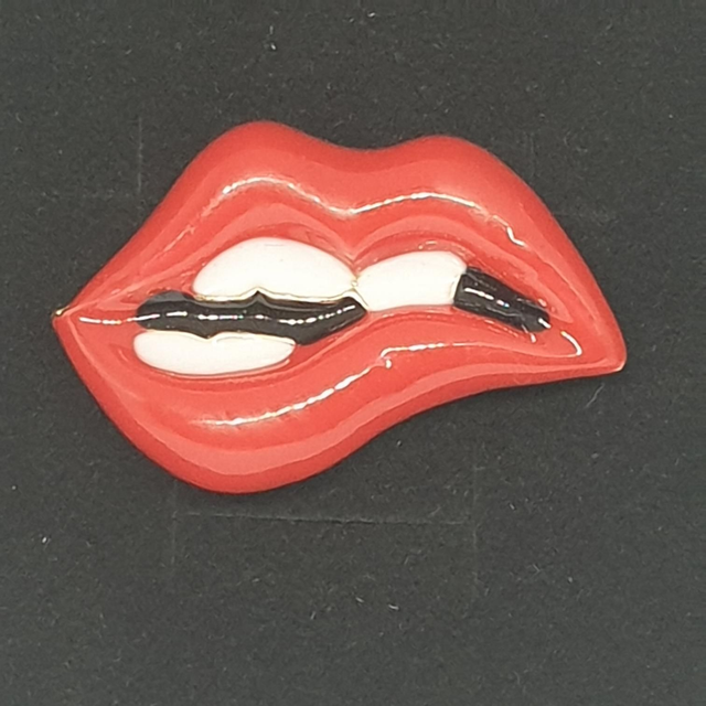 Bite Lips Brooch 