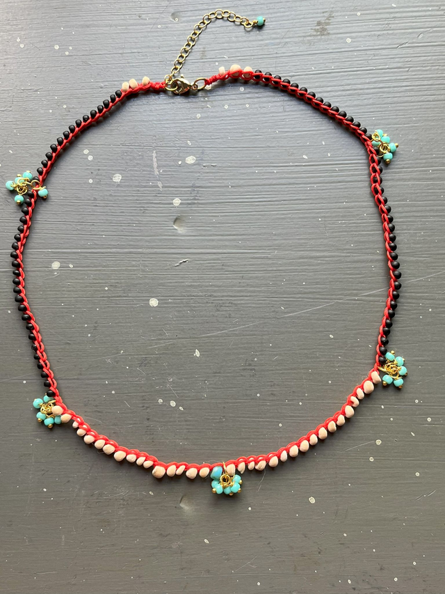 Collier en crochet et perles à mini breloques turquoises