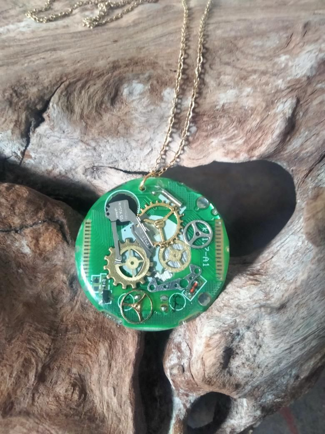 Pendentif steampunk monté sur chaine en acier inoxydable couleur or