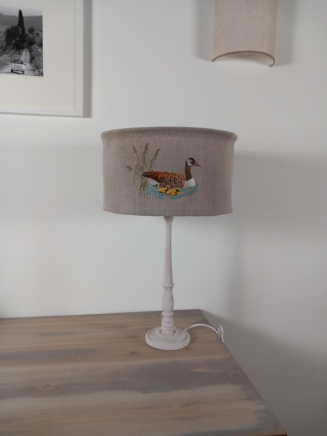 Abat-jour en lin naturel pour lampe de table brodé- broderie "Oie et ses oisons". Création artisanale unique.