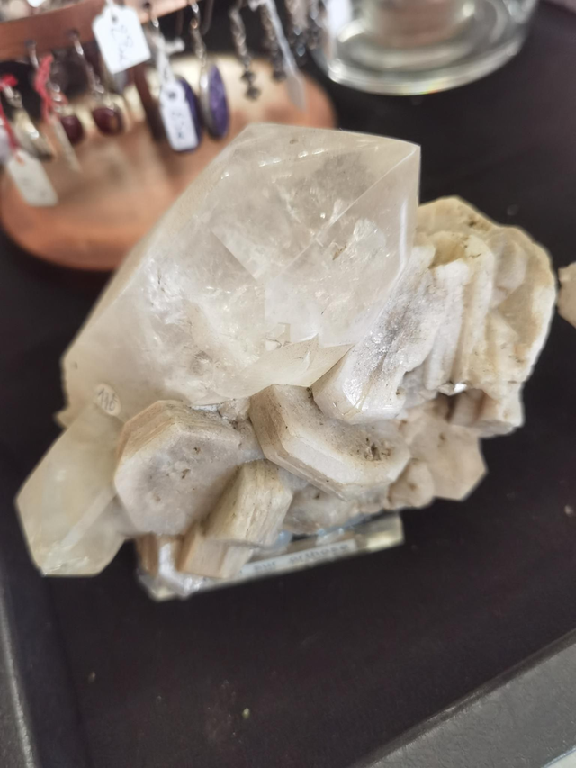 Pointe de cristal de roche sur orthose