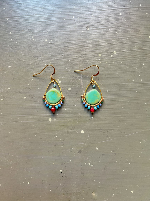 Boucles d&#039;oreille en macramé, perle en verre turquoise