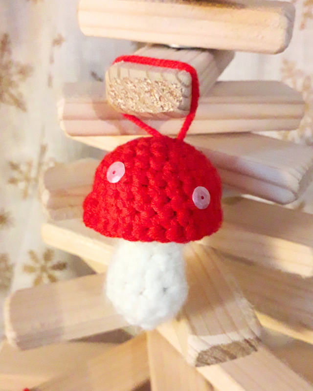 Champignon à suspendre – Rouge à paillettes nacrées