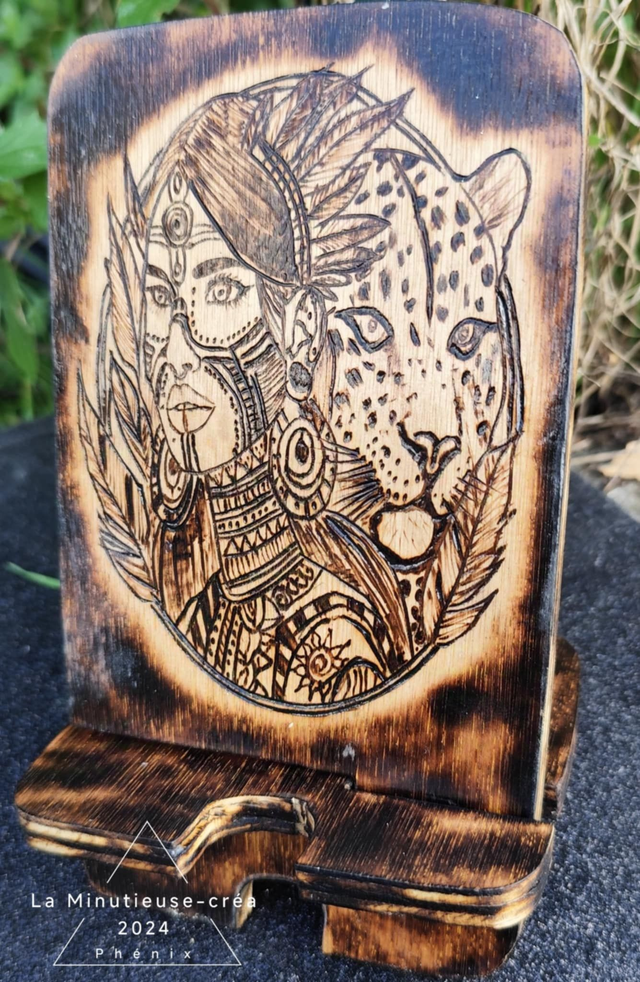 SUPPORT DE CHARGE TELEPHONE LA CHAMANE ET SA PANTHÉRE