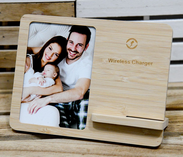Cornice in legno con caricatore wireless