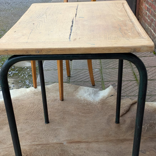 1. Table d’école grand format