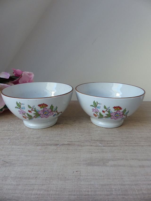 Deux bols pour petit déjeuner en céramique beige moucheté avec un décor de fleurs roses et orange, petite vaisselle cuisine bohème rétro