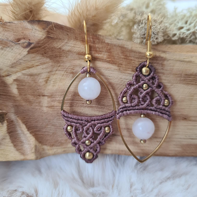 Boucles d'oreilles asymétriques pendantes légères en macramé avec perles naturelles.