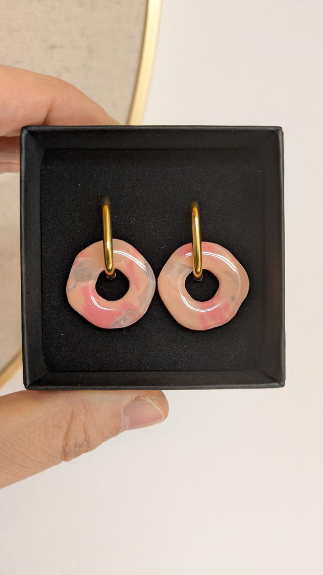 Boucles d'oreilles en pâte polymère - rose effet quartz