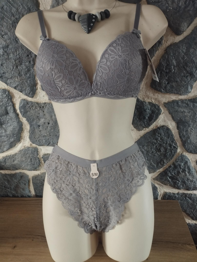 Ensemble triangle sans armatures. Léger rembourrage 