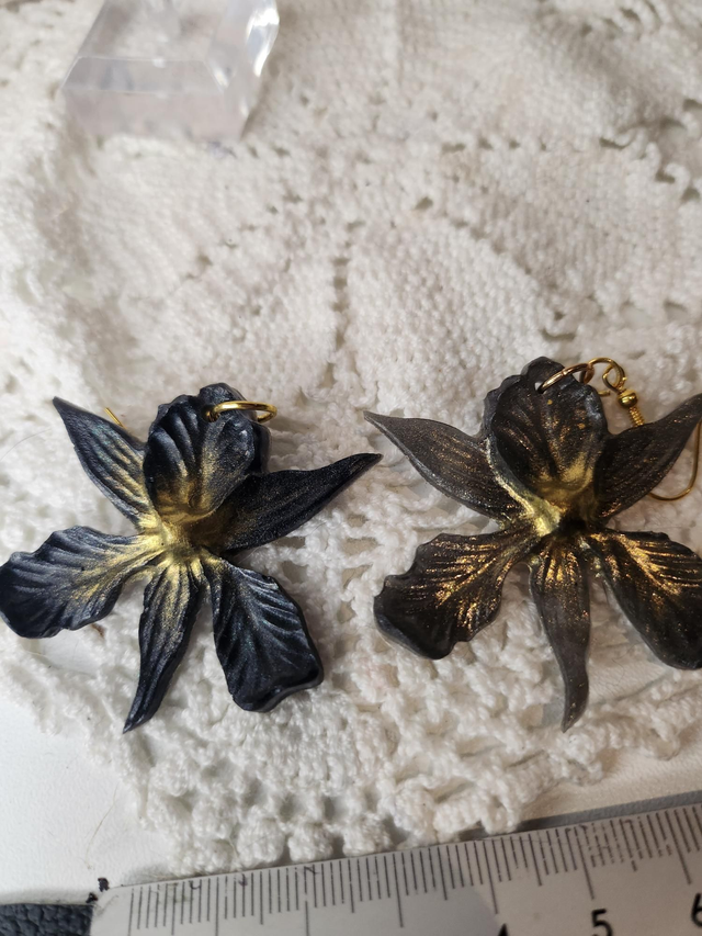 Boucles d'oreilles noires dorées orchidées résine 