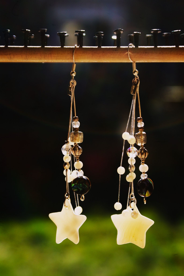 Boucles d'oreilles longues en nacre blanche. Numéro 1 