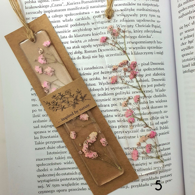 Zakładka z różową gipsówką