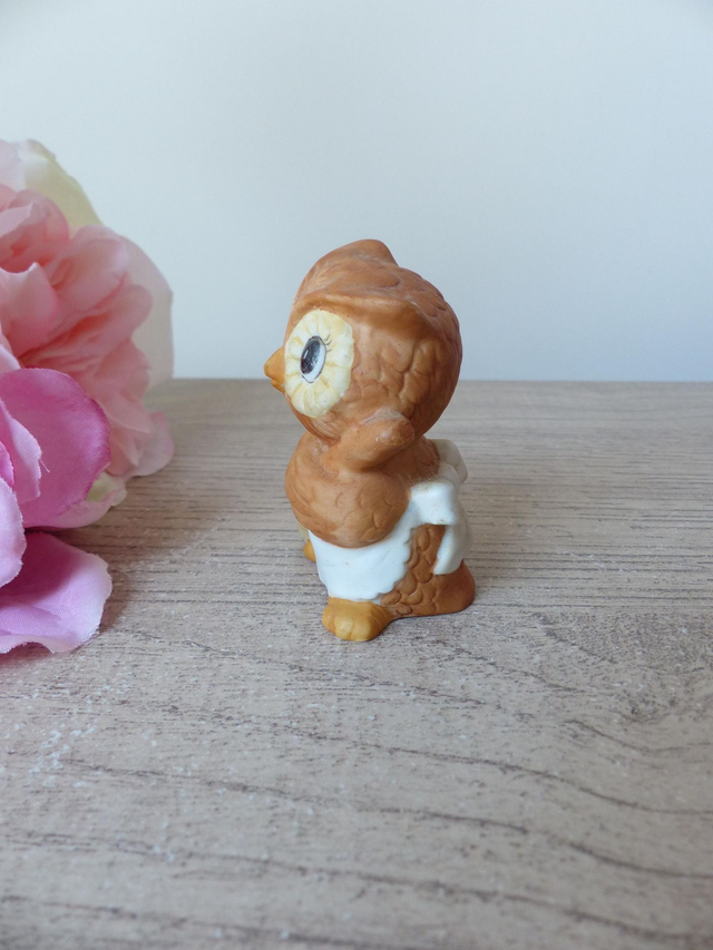 Figurine Chouette Ménagère en Céramique – Hibou avec Balai – Statuette Vintage Symbolique – Cadeau Retraite, Nouveau Départ, Crémaillère