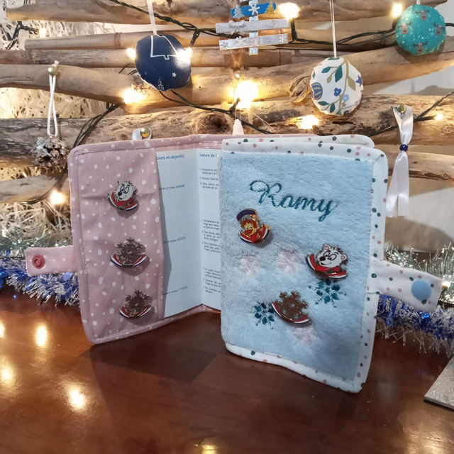 Porte Médailles et Livret de Ski - Broderie flocons (sur commande)