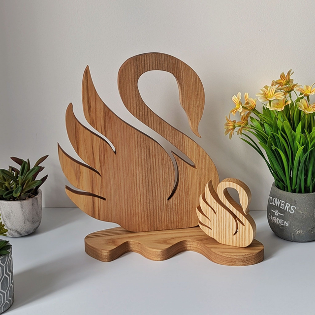 Cygnes en frêne et châtaignier