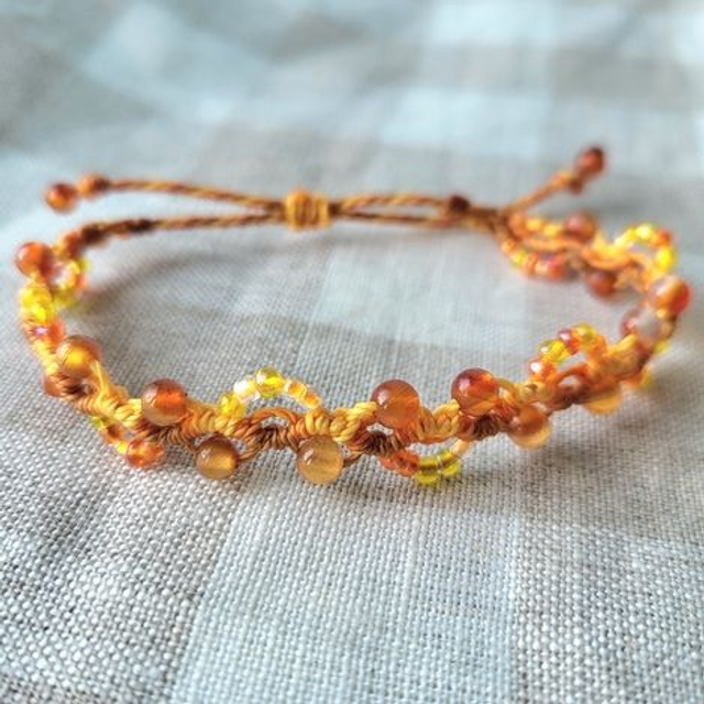 Kit Bracelet vague Cornaline (micro-macramé fils jaune, orange et marron, cornaline pierre naturelle, perles de rocaille multi orange)