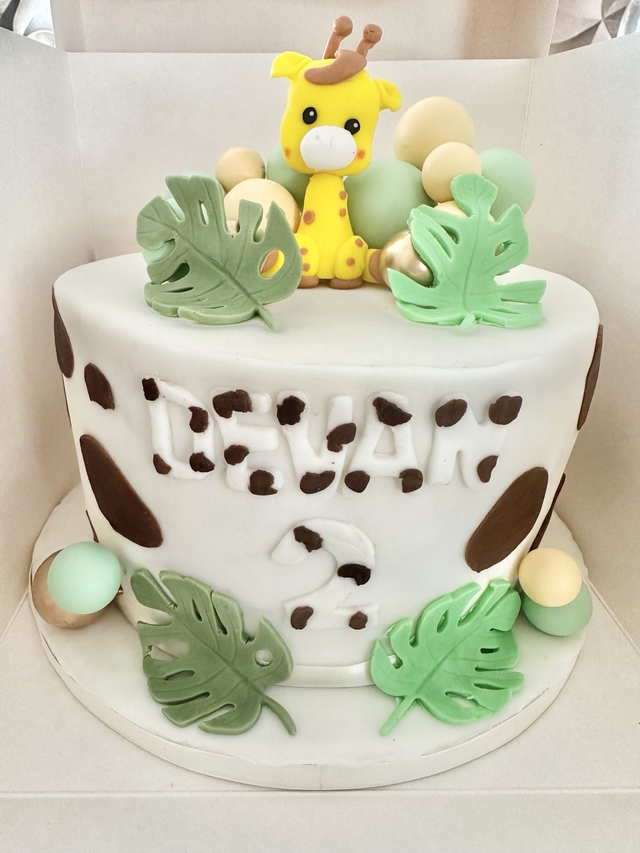 Safari jungle animal cake