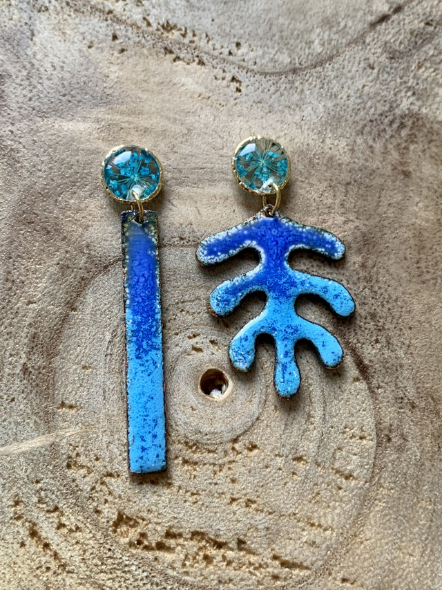 Pièces uniques - Boucles d&#039;oreilles en émail et fleurs séchées