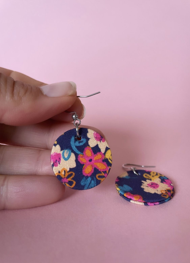 Boucles d'oreilles carton et tissu imprimé fleuri forme petites rondes, collection « hippie » - tons violet foncé, rose, beige, jaune. 