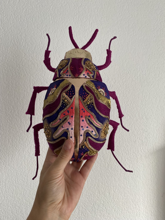 Insecte géant coléoptére fuchsia