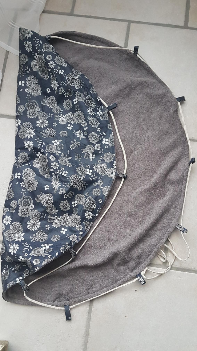 Tapis pieds au sec bleu marine fleurs blanc