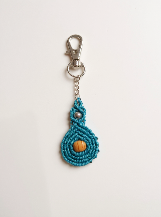 Porte-clé spirale en micro-macramé