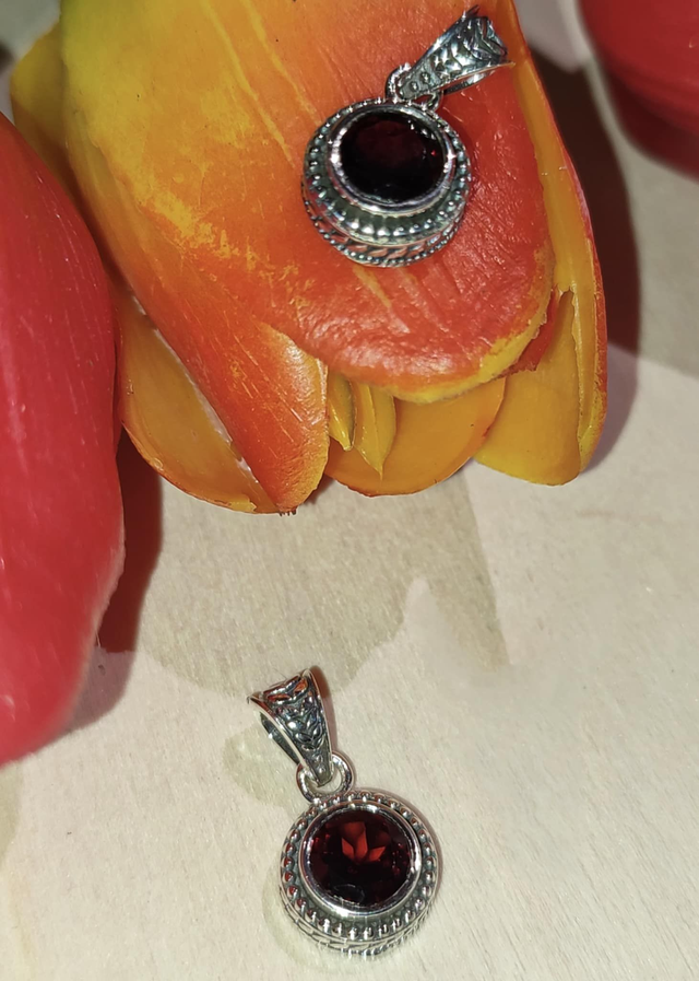 Pendentif en argent & Grenat – Flamme intérieure