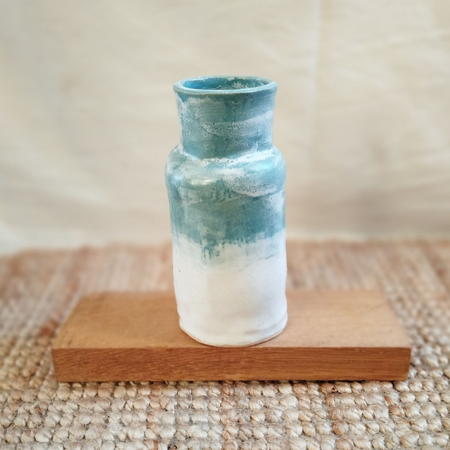 Vase, argile blanc, émail turquoise et blanc