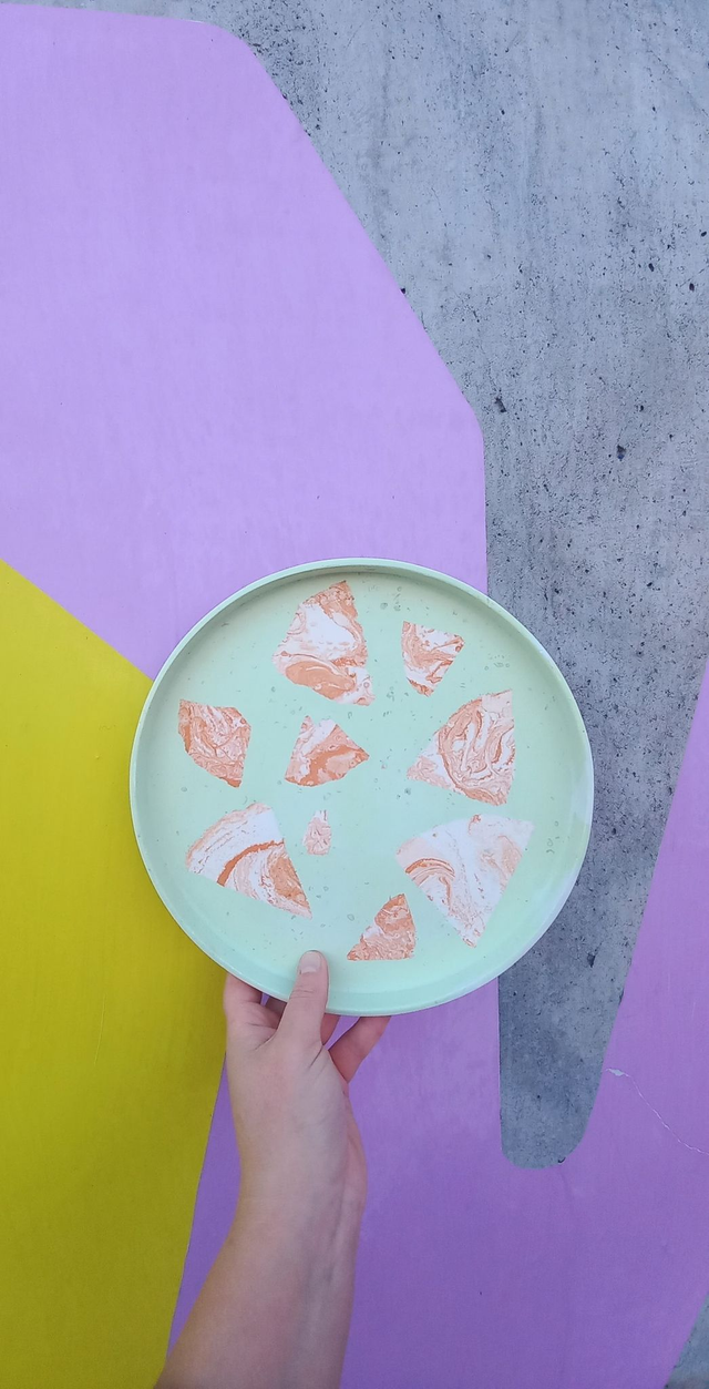 Jasnozielona taca dekoracyjna, lastryko, okrągła taca kawowa, 25 cm